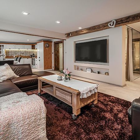 Luxurious And Royal Apartment In The Old Town Bratislava Luaran gambar