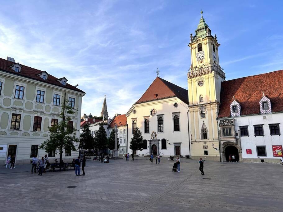 Luxurious And Royal Apartment In The Old Town Bratislava Luaran gambar